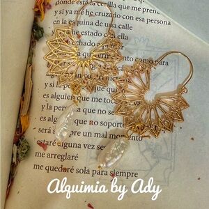 Alquimia Gold and White big baroque pearl Filigree Earrings